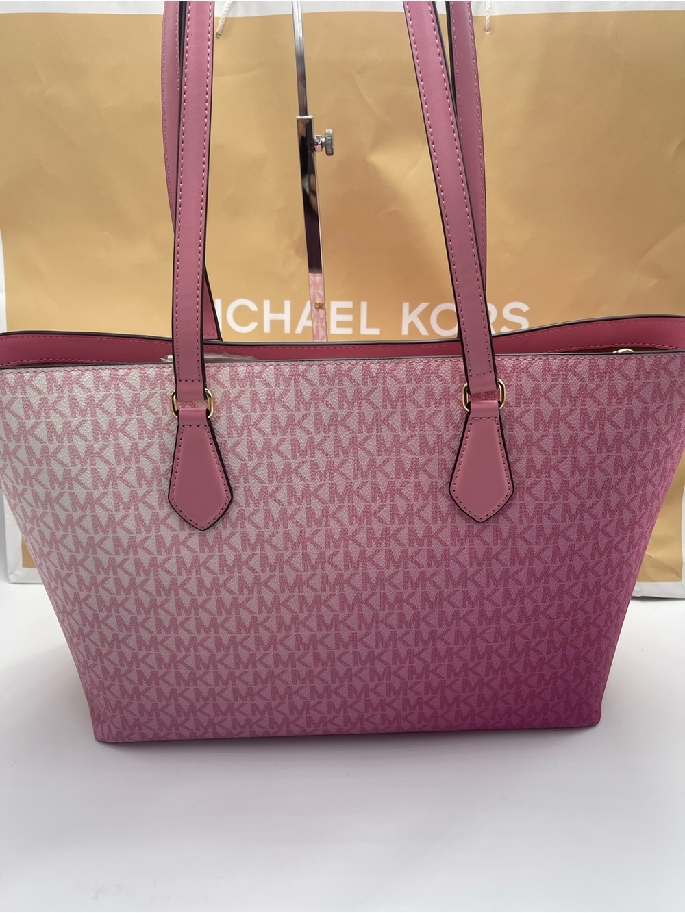 MICHAEL MICHAEL KORS SHEILA
CARNATION LG Multifunctional TOTE bag
Carnation
NWT - Picture 4 of 16